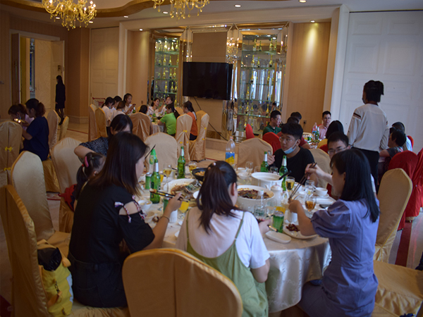 端午節(jié)公司舉行聚餐活動